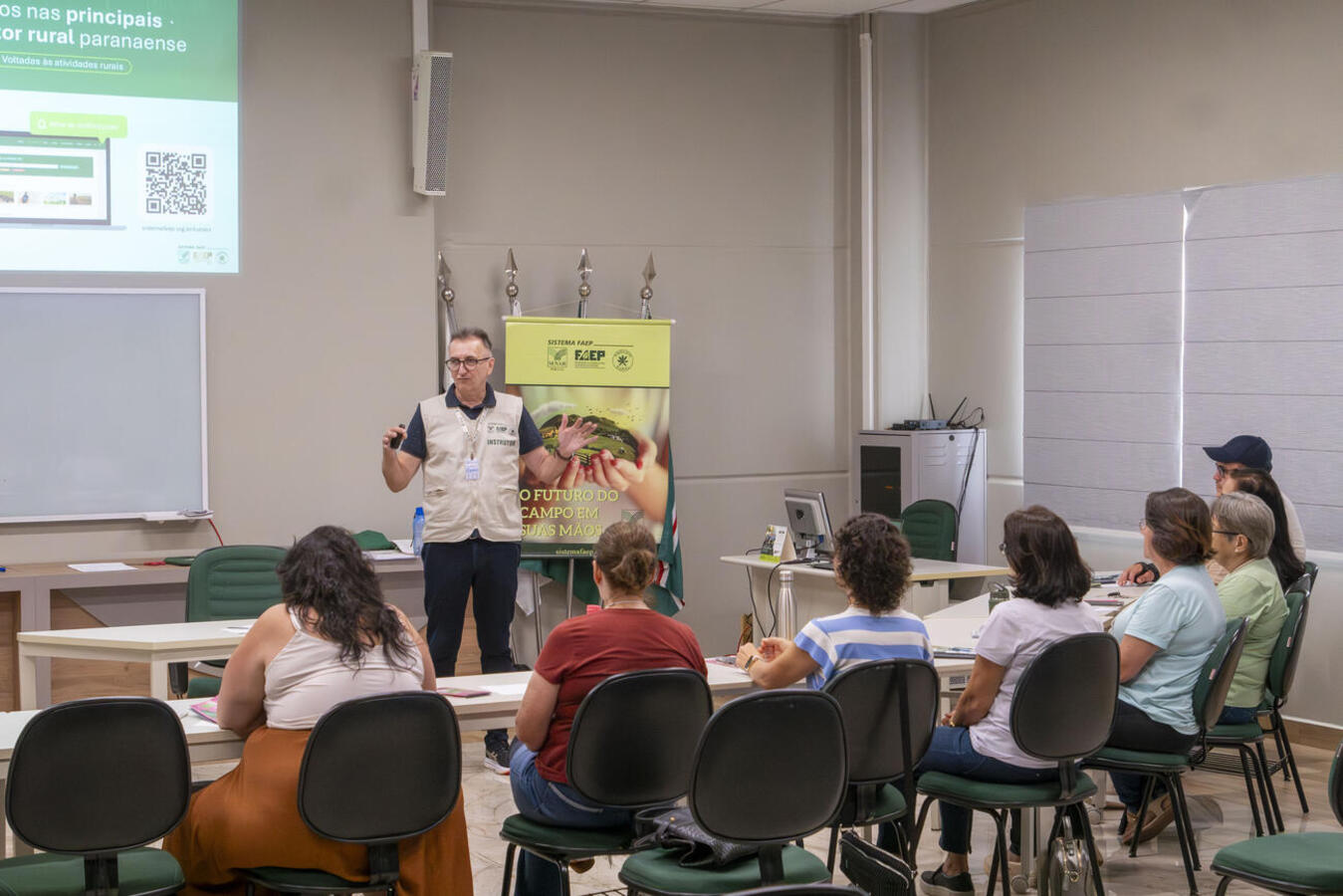Pessoas do campo participaram nesta quinta-feira (2) do curso de Turismo Rural/Paisagismo e Decoração no Sindicato Rural de Toledo