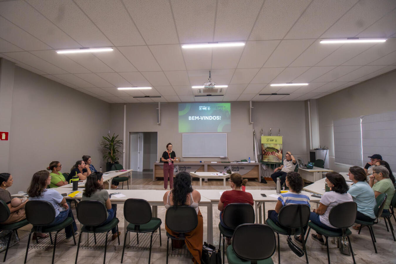 Pessoas do campo participaram nesta quinta-feira (2) do curso de Turismo Rural/Paisagismo e Decoração no Sindicato Rural de Toledo