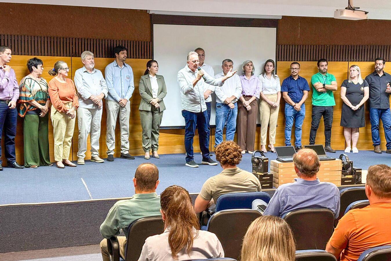 Estabelecimentos foram contemplados com equipamentos do programa Educa Juntos, entregues pelo NRE em ato realizado nesta quarta (1º) no auditório da FAG