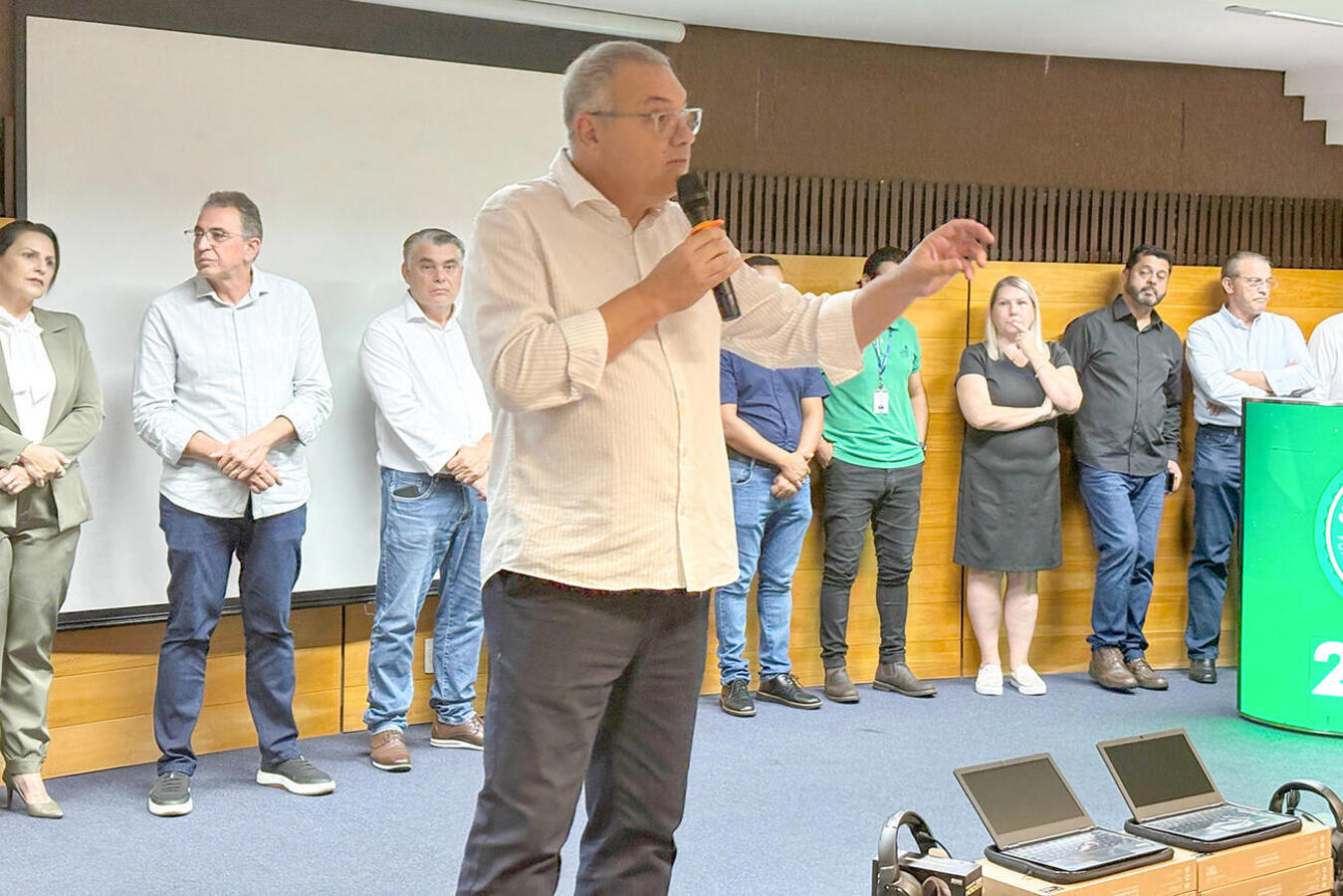 Estabelecimentos foram contemplados com equipamentos do programa Educa Juntos, entregues pelo NRE em ato realizado nesta quarta (1º) no auditório da FAG
