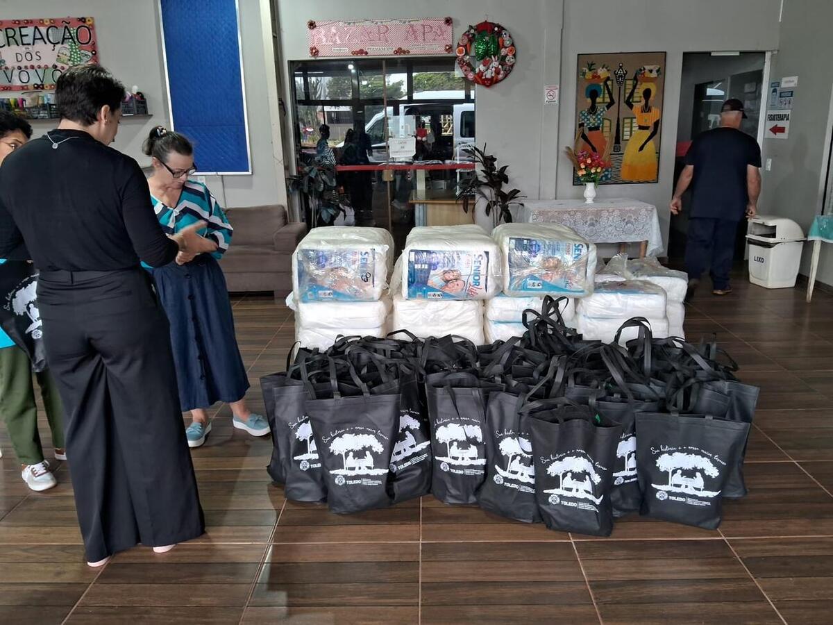 Entrega de fraldas e kits de higiene atende instituições de longa permanência para idosos em Toledo