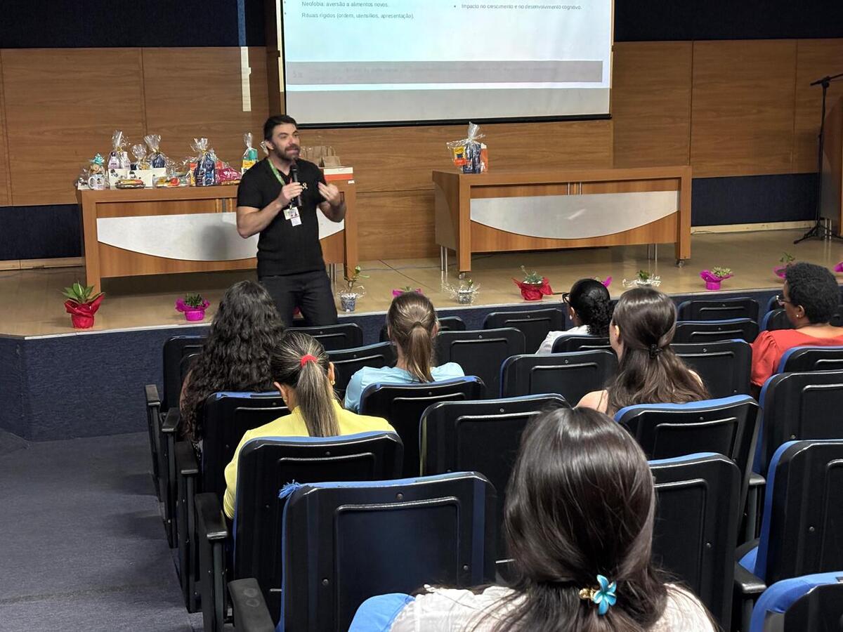 Encontro promovido pela Secretaria de Saúde reuniu pais e responsáveis de crianças atendidas pelo CER II para orientações e troca de experiências