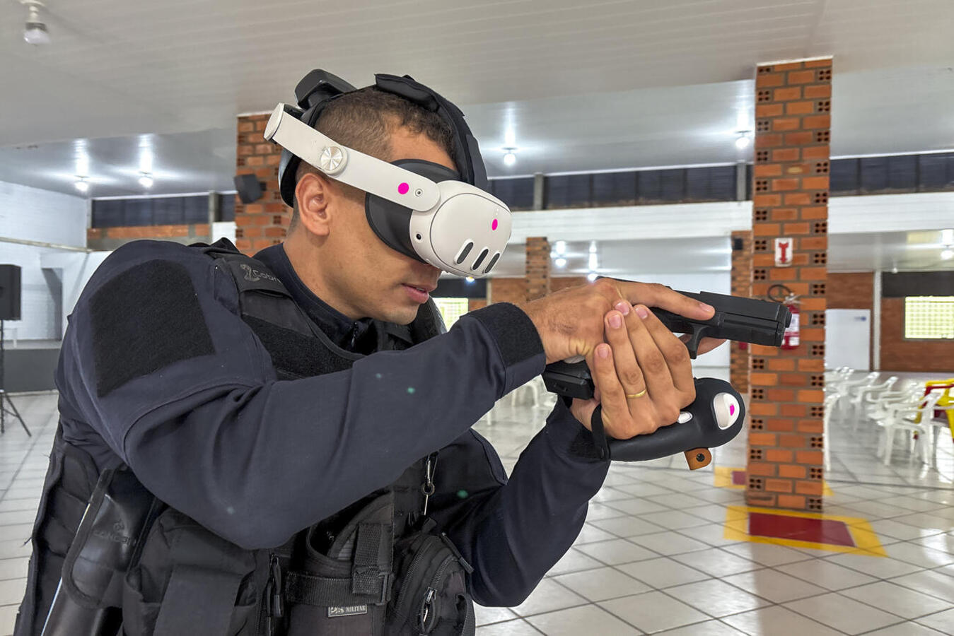 Tecnologia de "gêmeo digital" permite simulações imersivas de invasão escolar e combate a curta distância, elevando o nível de preparo dos oficiais