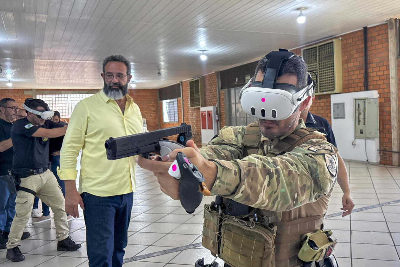 Tecnologia de "gêmeo digital" permite simulações imersivas de invasão escolar e combate a curta distância, elevando o nível de preparo dos oficiais