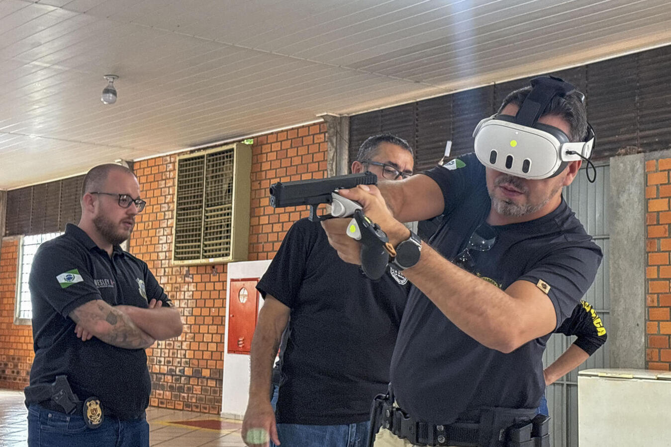 Tecnologia de "gêmeo digital" permite simulações imersivas de invasão escolar e combate a curta distância, elevando o nível de preparo dos oficiais
