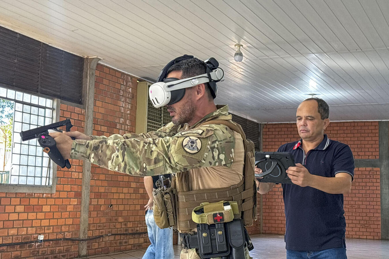 Tecnologia de "gêmeo digital" permite simulações imersivas de invasão escolar e combate a curta distância, elevando o nível de preparo dos oficiais