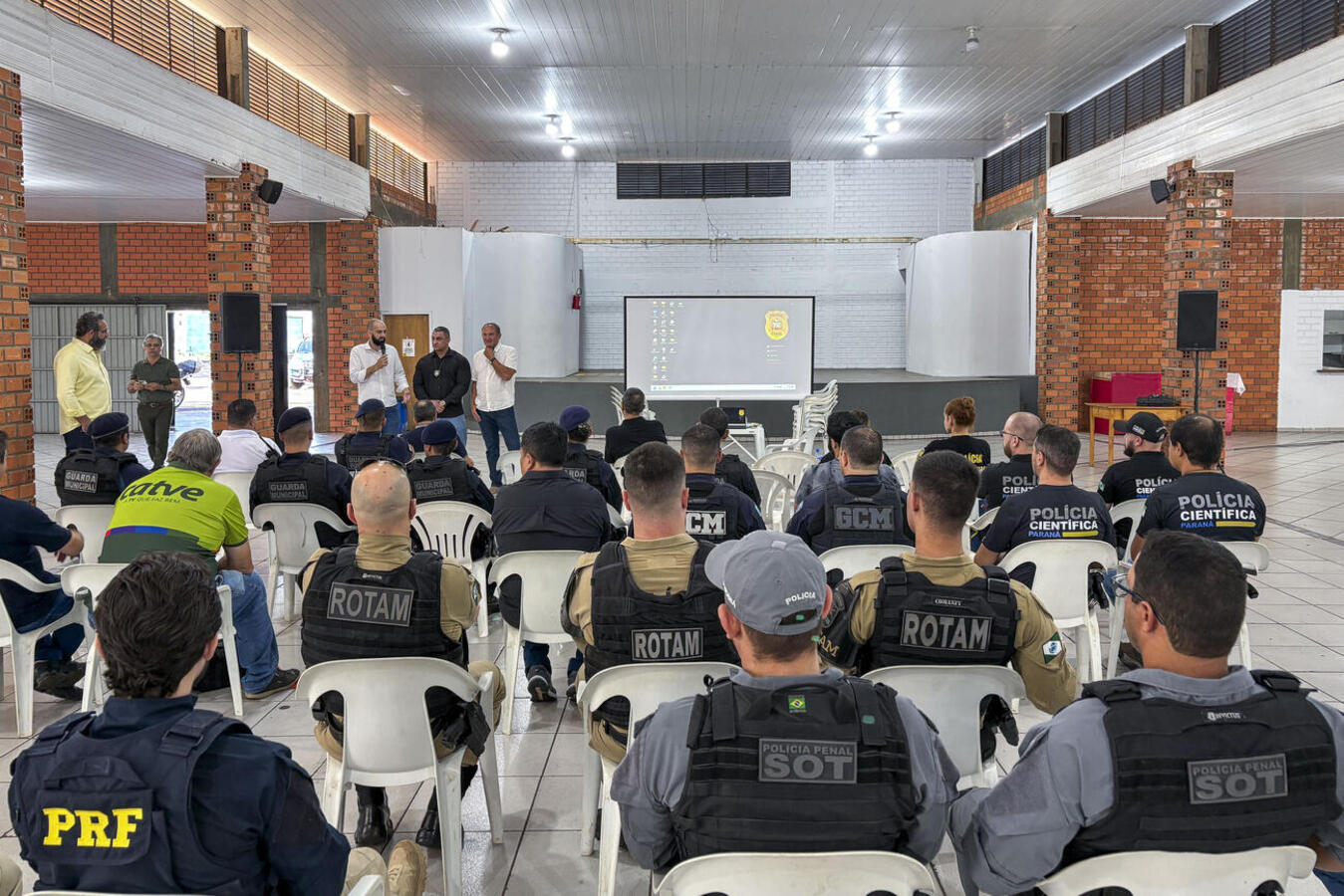Tecnologia de "gêmeo digital" permite simulações imersivas de invasão escolar e combate a curta distância, elevando o nível de preparo dos oficiais