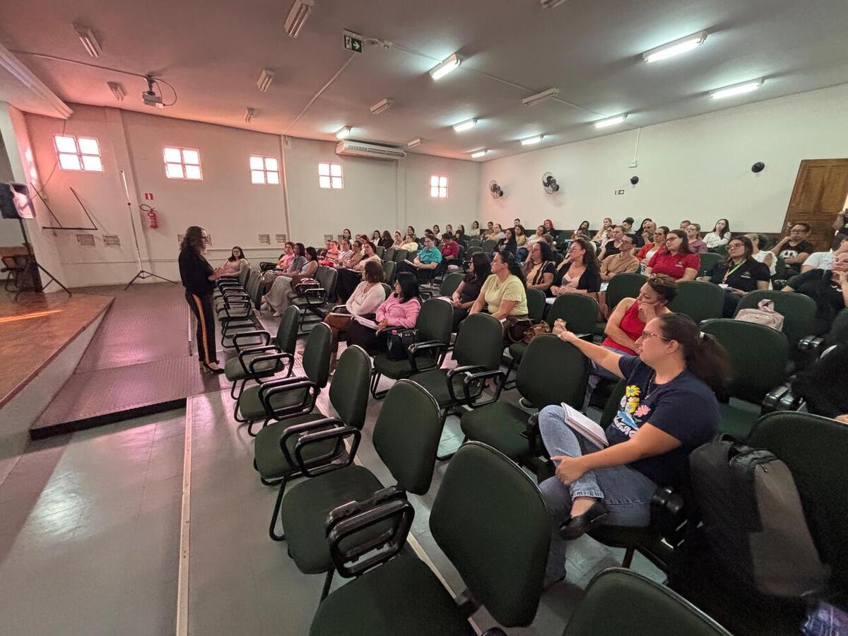 Formações, iniciadas no último sábado (25), no câmpus Toledo da Unioeste, abordam temas relacionados à gestão escolar e à inclusão