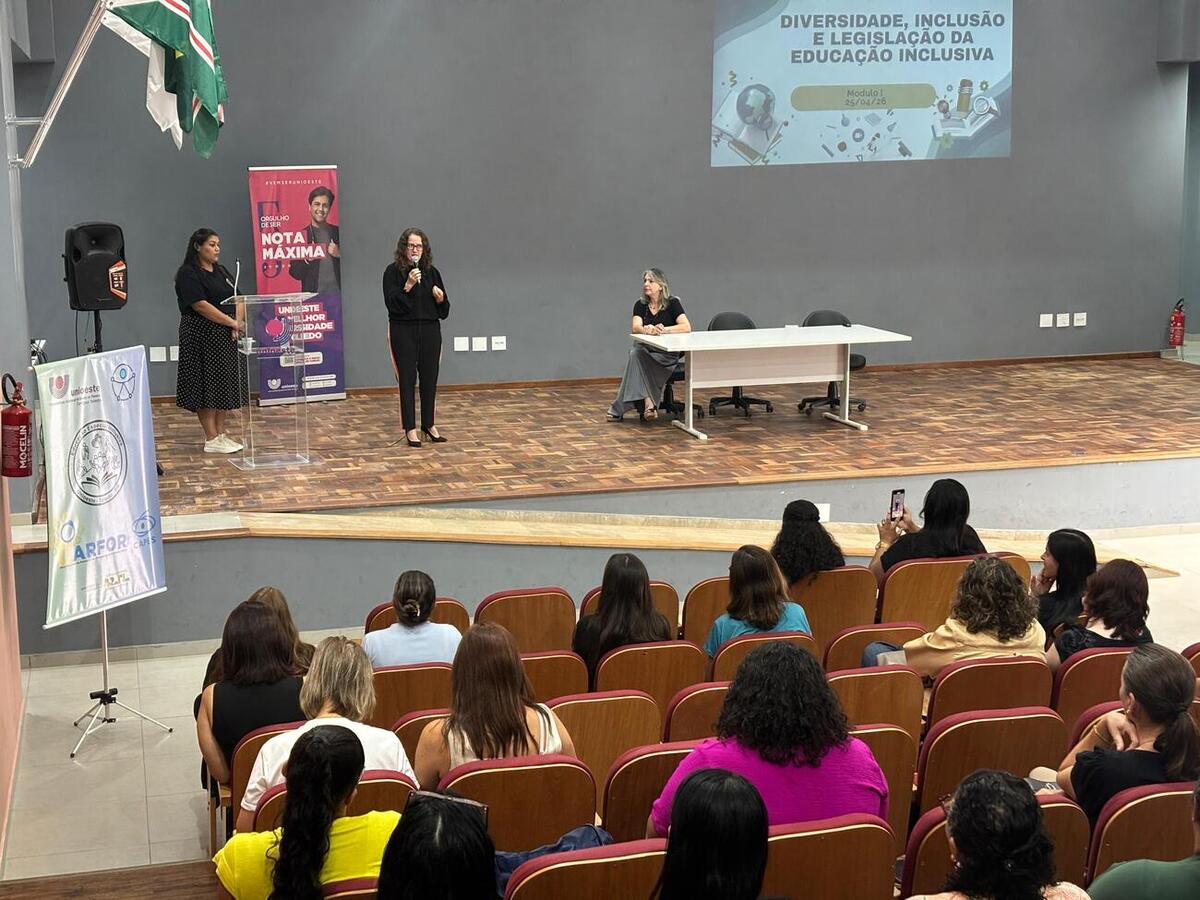 Formações, iniciadas no último sábado (25), no câmpus Toledo da Unioeste, abordam temas relacionados à gestão escolar e à inclusão