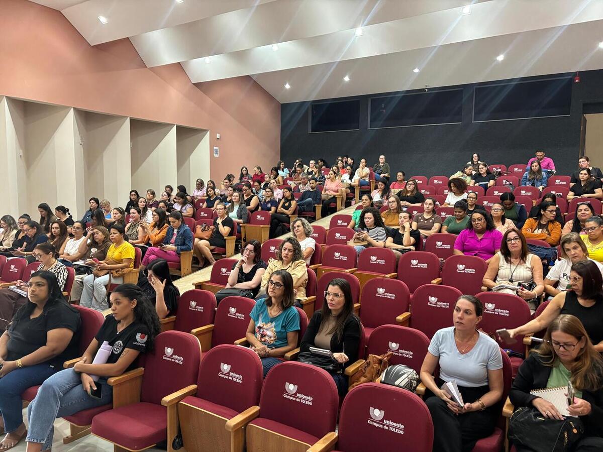 Formações, iniciadas no último sábado (25), no câmpus Toledo da Unioeste, abordam temas relacionados à gestão escolar e à inclusão