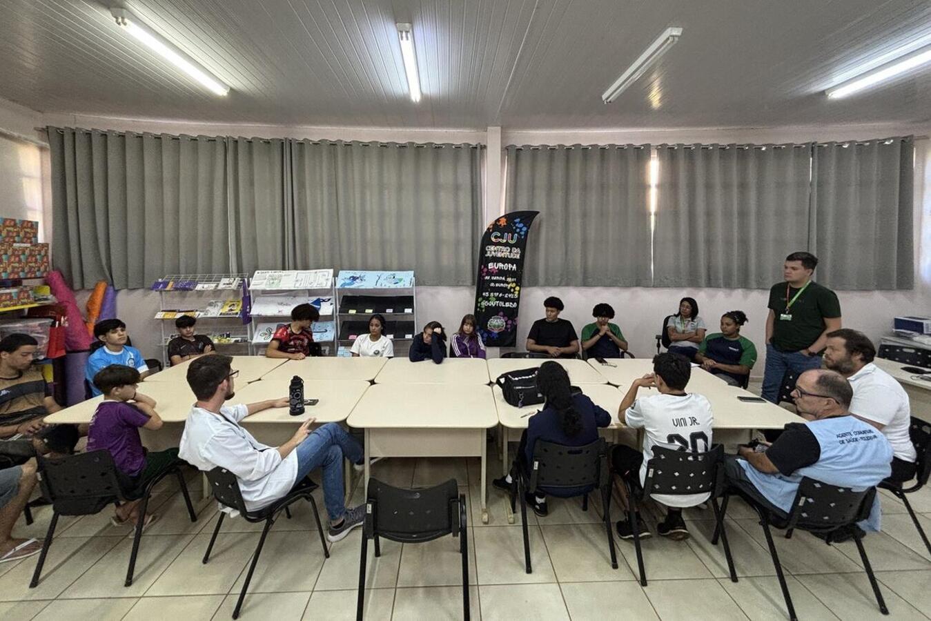 Bate-papo com adolescentes atendidos pelo Centro da Juventude, na tarde desta sexta (24) foi conduzido por equipe da unidade de saúde do Jardim Santa Clara IV