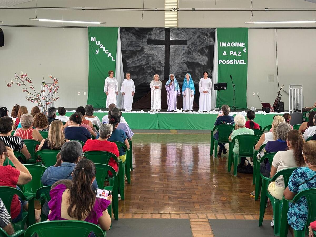 Com mais de 300 pessoas presentes, a ação contou com apresentação cultural, coelhinho da páscoa e entrega de chocolates