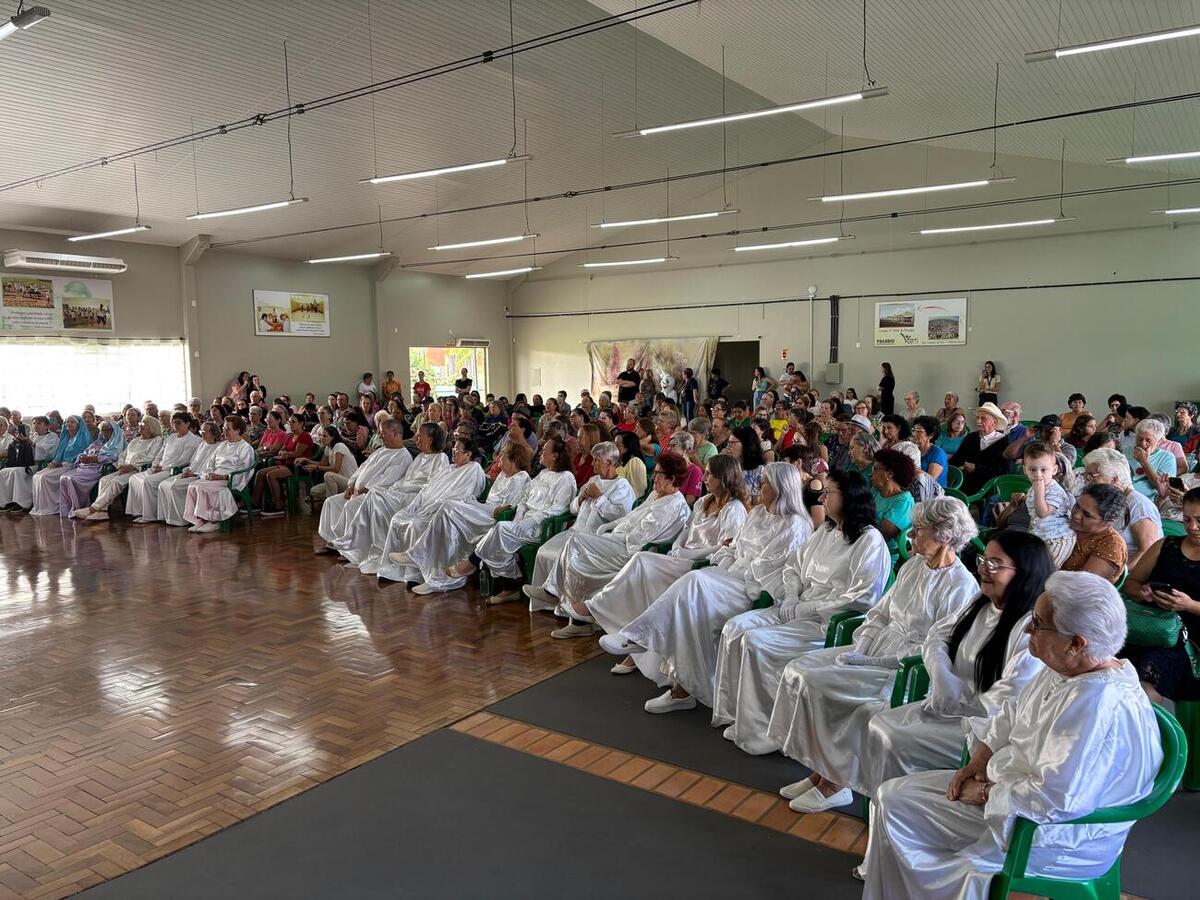 Com mais de 300 pessoas presentes, a ação contou com apresentação cultural, coelhinho da páscoa e entrega de chocolates