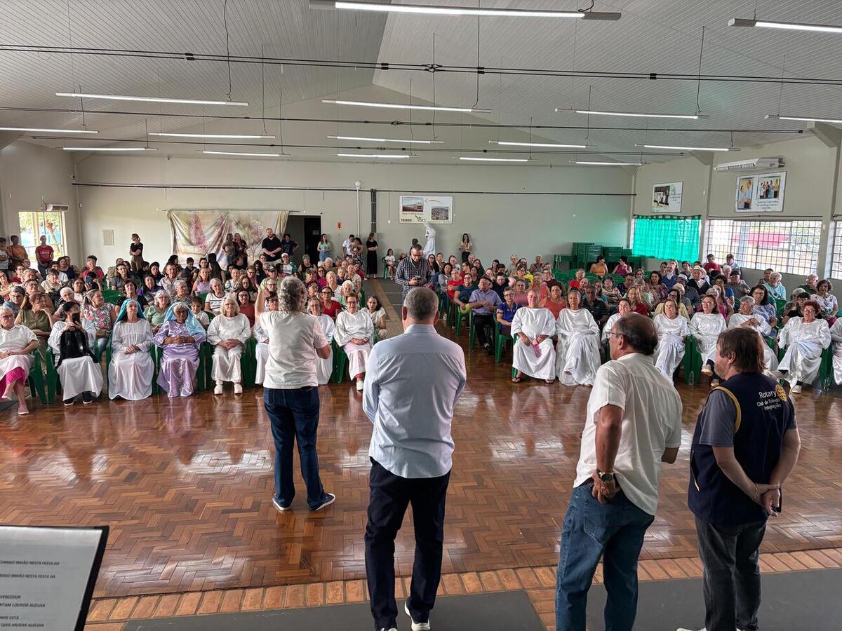 Com mais de 300 pessoas presentes, a ação contou com apresentação cultural, coelhinho da páscoa e entrega de chocolates