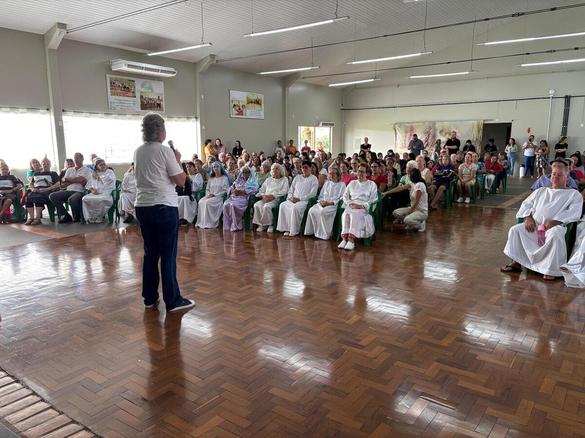 Com mais de 300 pessoas presentes, a ação contou com apresentação cultural, coelhinho da páscoa e entrega de chocolates