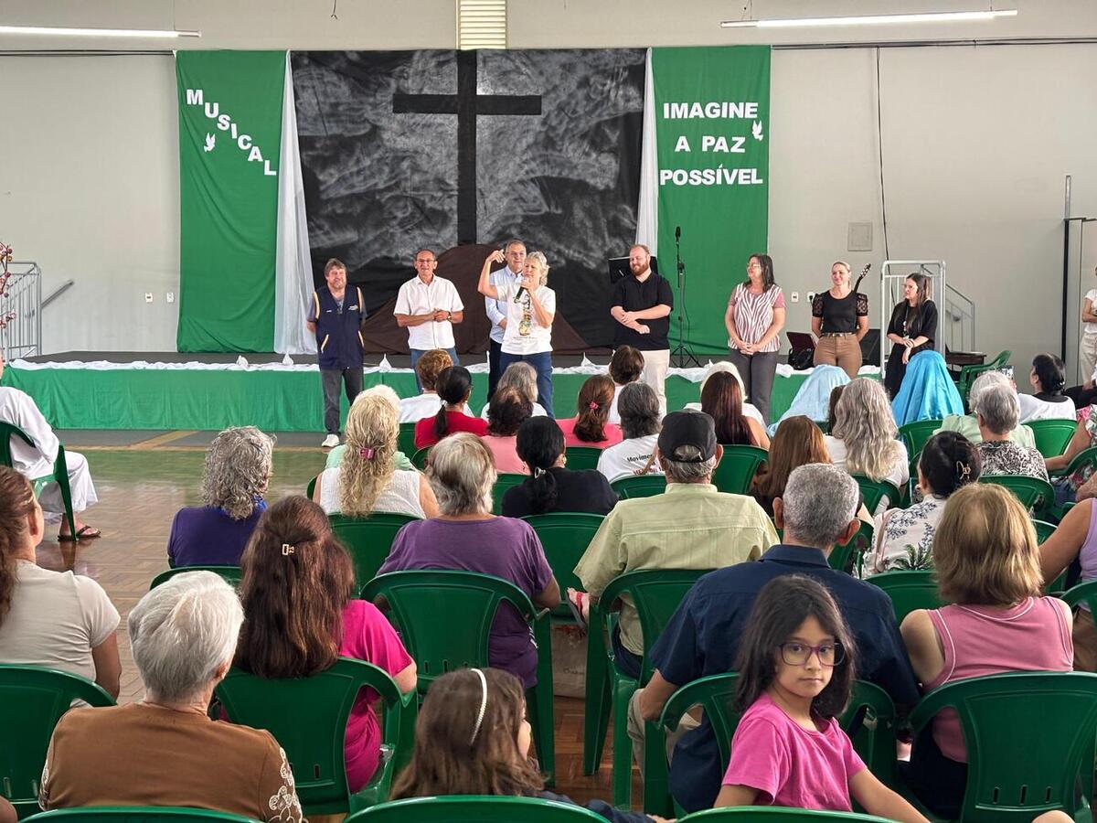 Com mais de 300 pessoas presentes, a ação contou com apresentação cultural, coelhinho da páscoa e entrega de chocolates