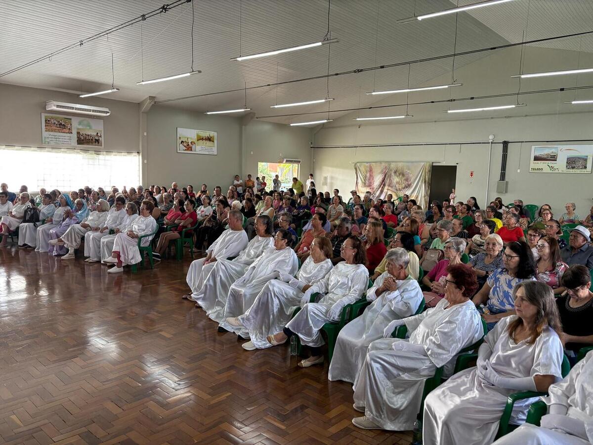 Com mais de 300 pessoas presentes, a ação contou com apresentação cultural, coelhinho da páscoa e entrega de chocolates