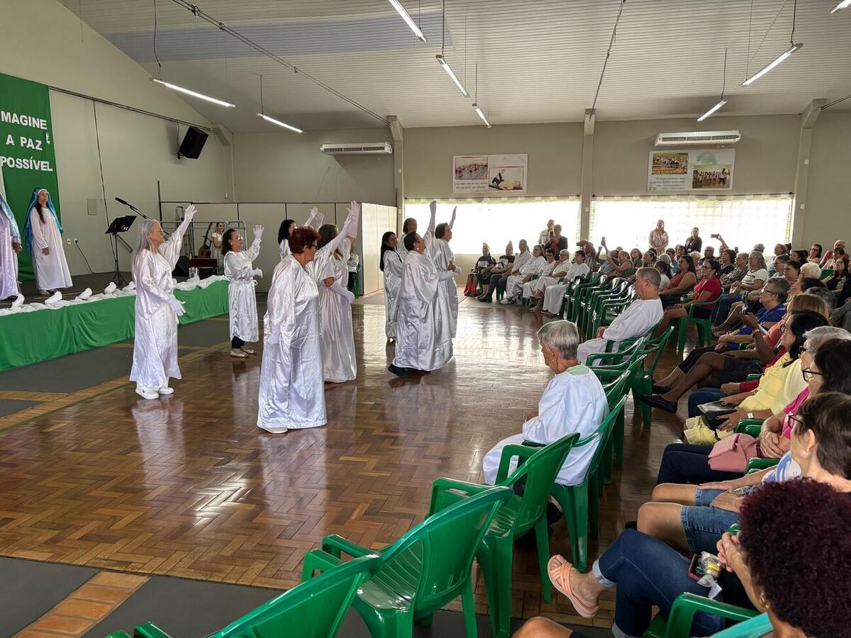 Com mais de 300 pessoas presentes, a ação contou com apresentação cultural, coelhinho da páscoa e entrega de chocolates
