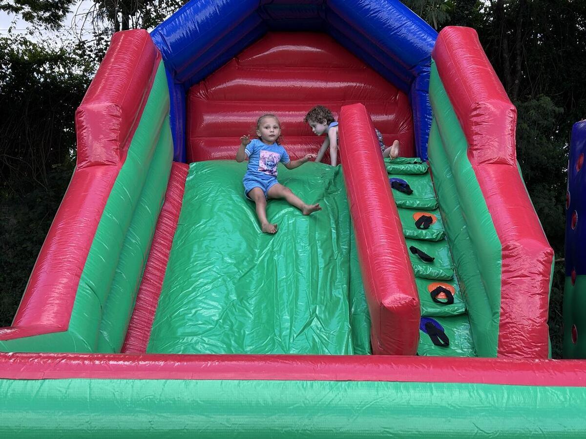 Ação levará brinquedos infláveis e cama elástica para bairros, parques e distritos de Toledo