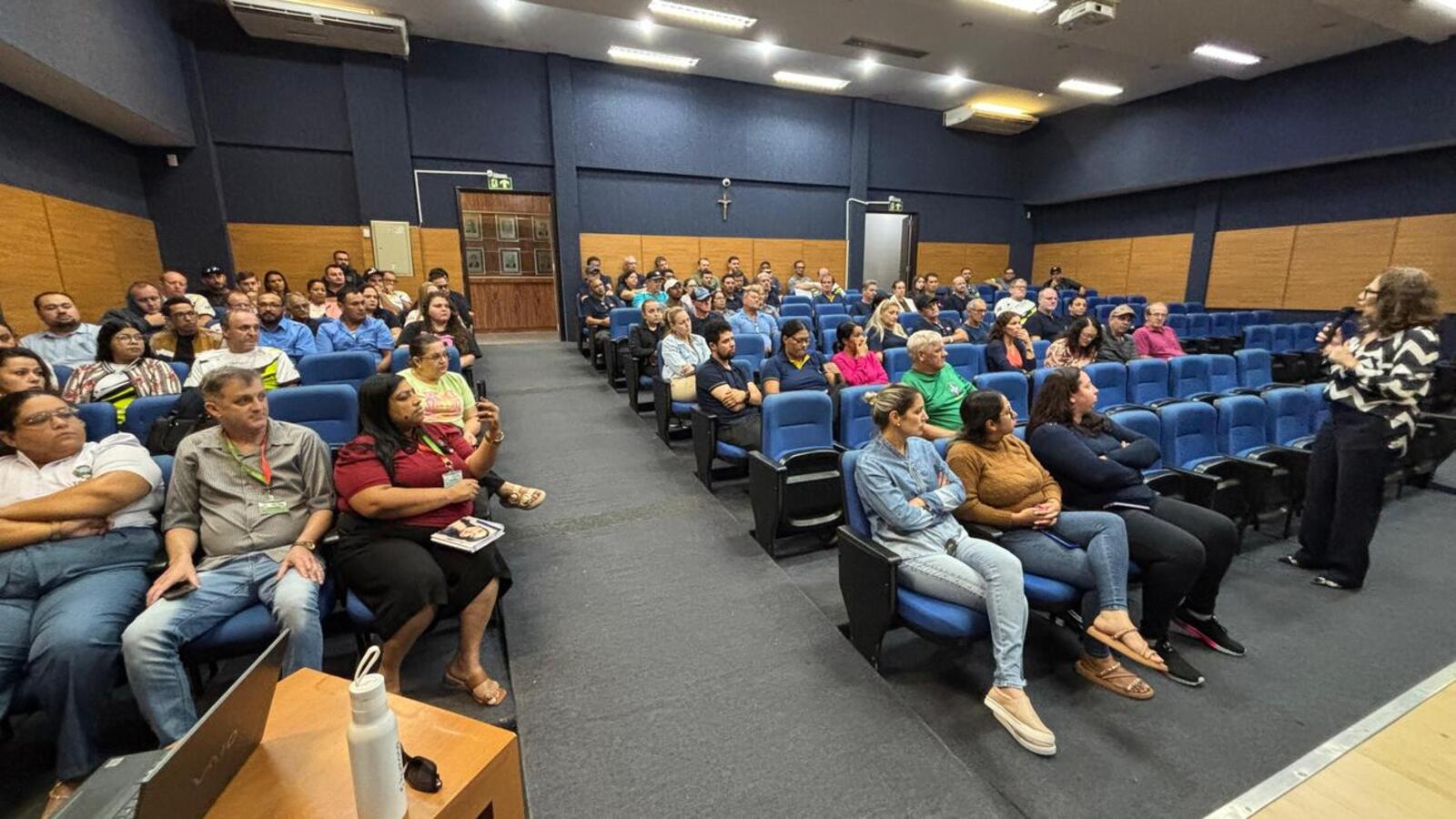 A Smed se encontrou com empresas, monitores e motoristas do transporte escolar na manhã desta terça-feira (14) para sintonizar ideias e passar orientações quanto aos cuidados em rotas e no transporte em geral