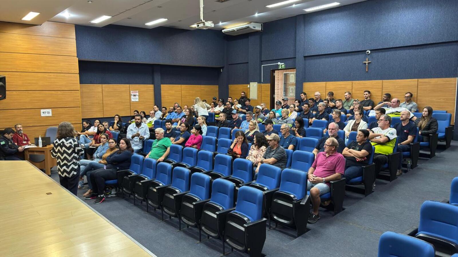 A Smed se encontrou com empresas, monitores e motoristas do transporte escolar na manhã desta terça-feira (14) para sintonizar ideias e passar orientações quanto aos cuidados em rotas e no transporte em geral