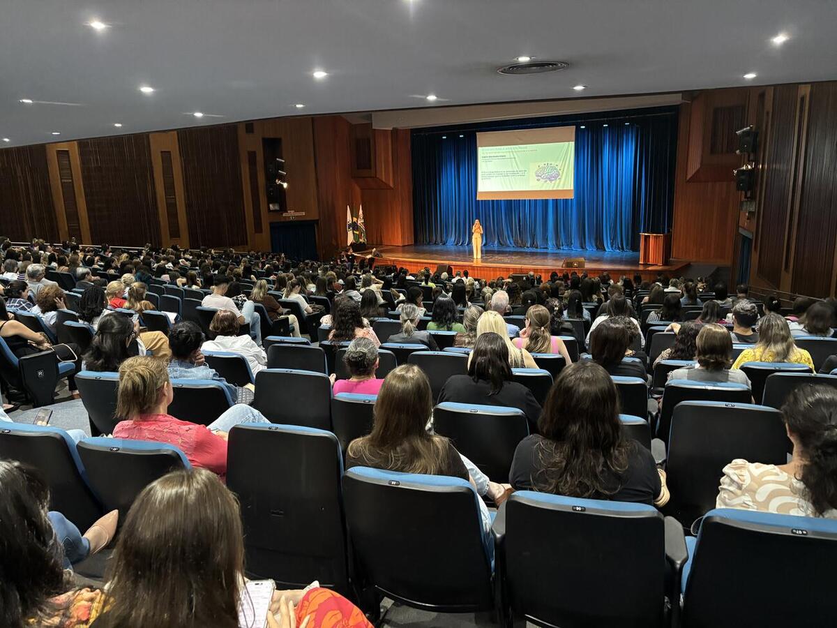 Evento reuniu 800 participantes e abordou temas como TDAH, autismo, ansiedade e bullying no ambiente escolar