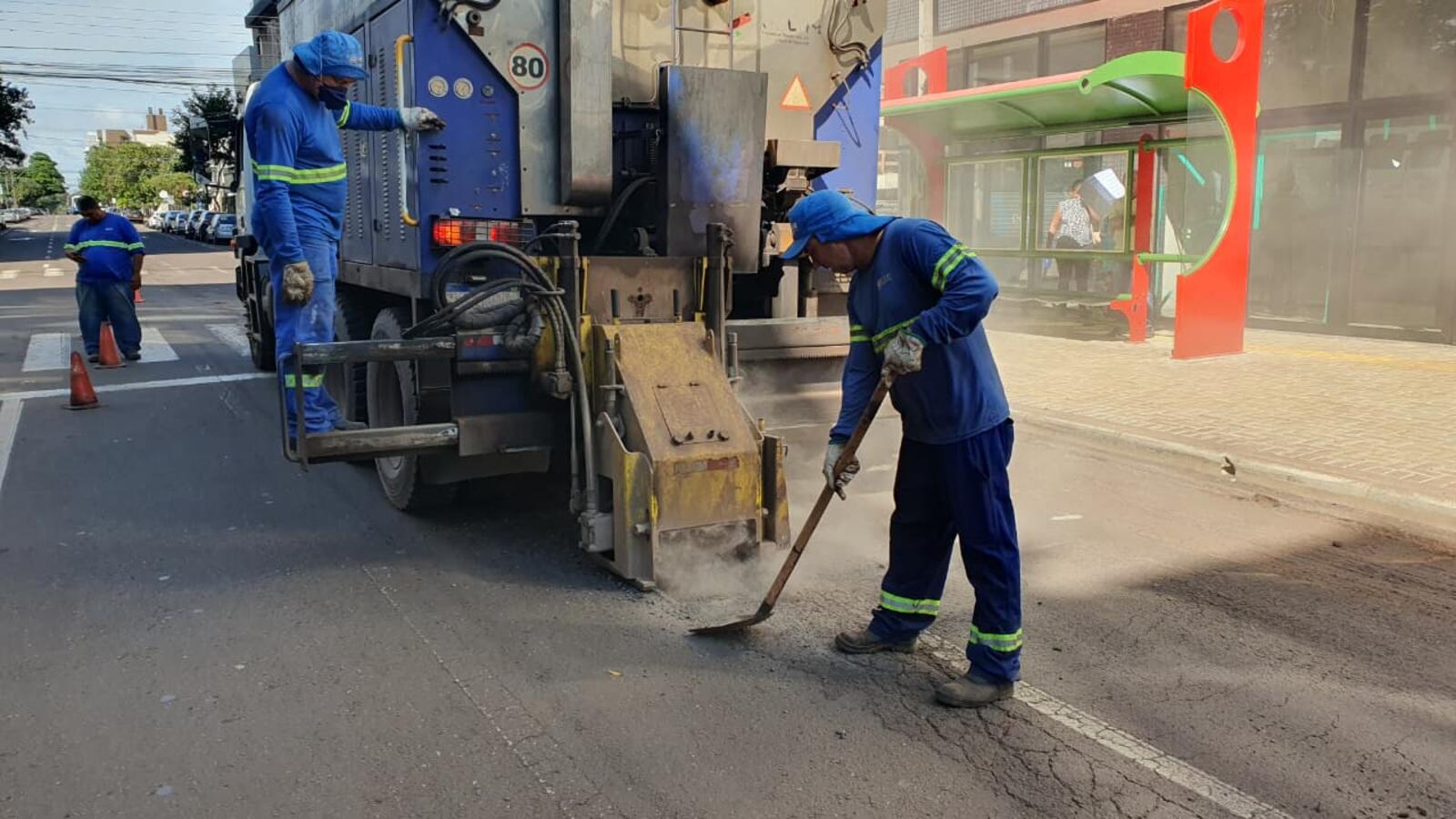 Equipes da Emdur realizam serviços de manutenção em diversos pontos da cidade, deixando ruas e avenidas mais bonitas e seguras para condutores e pedestres
