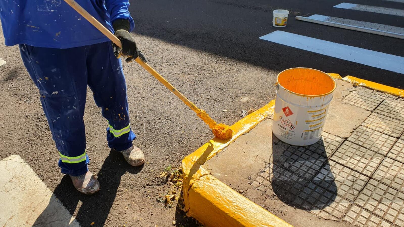 Equipes da Emdur realizam serviços de manutenção em diversos pontos da cidade, deixando ruas e avenidas mais bonitas e seguras para condutores e pedestres