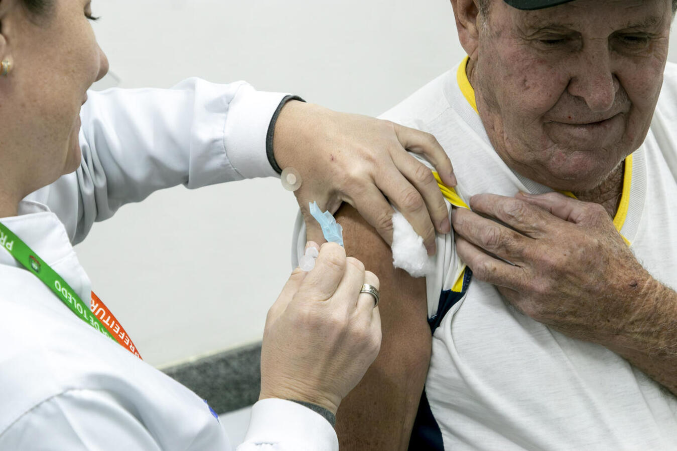 A Secretaria da Saúde realizou no último sábado (11) o “Dia D”, ação que buscou ampliar o acesso da população à vacina contra gripe e influenza e que realizou o feito de mais de 2.400 imunizações 