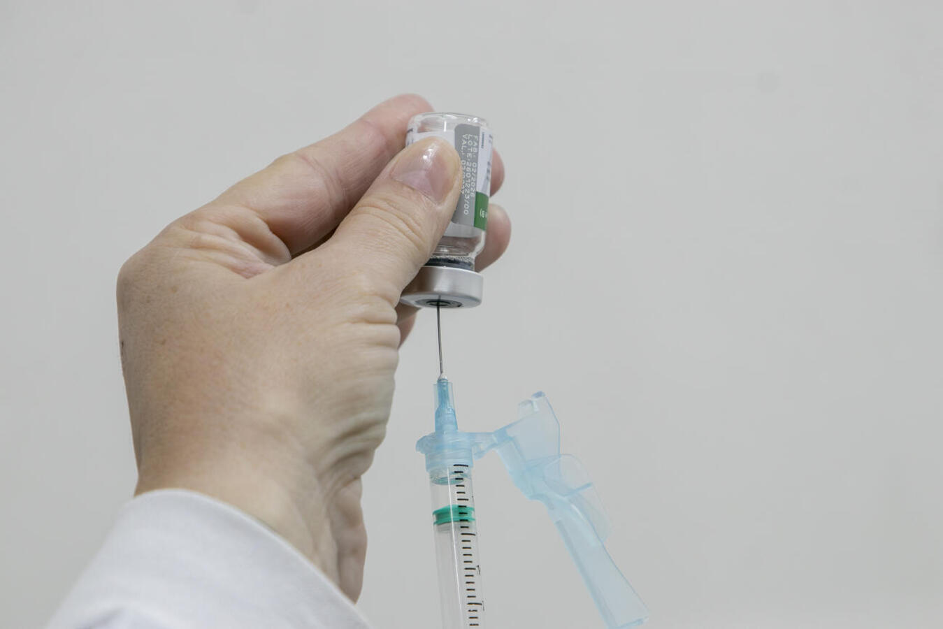 A Secretaria da Saúde realizou no último sábado (11) o “Dia D”, ação que buscou ampliar o acesso da população à vacina contra gripe e influenza e que realizou o feito de mais de 2.400 imunizações 