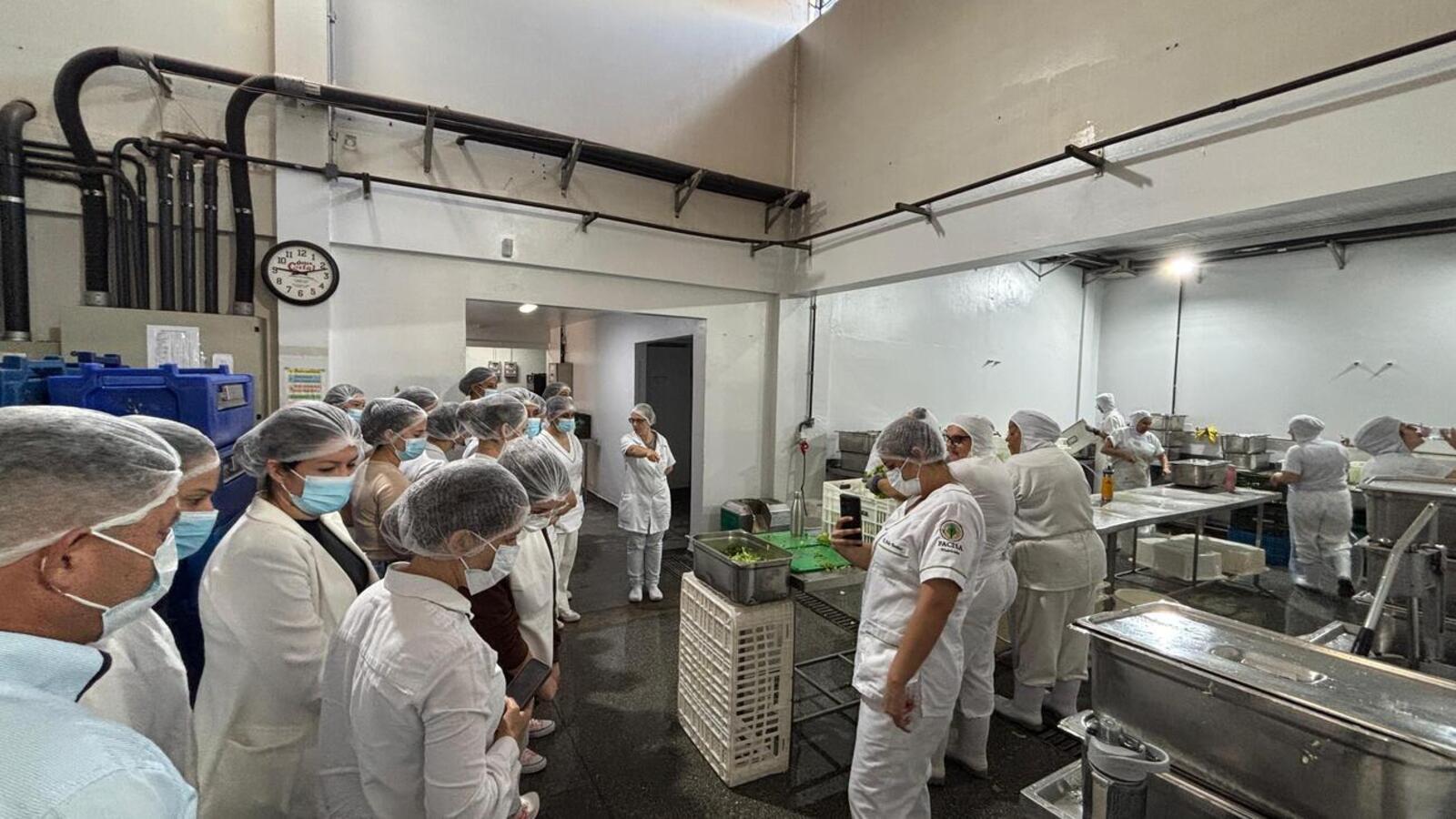 Quinze alunos e três professores do curso de nutrição de Salto del Guairá observam o funcionamento e protocolos de produção de alimentos do município