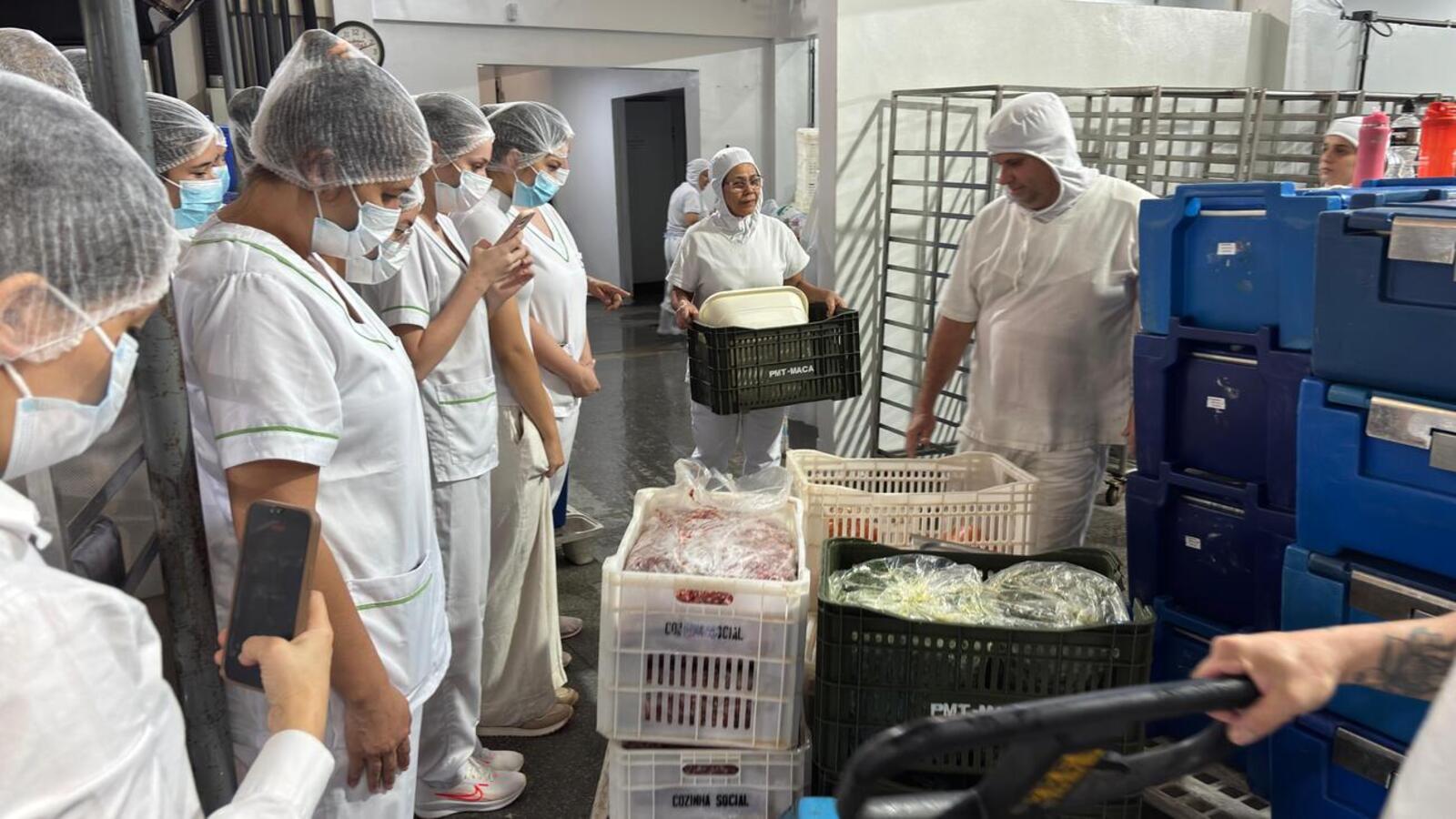 Quinze alunos e três professores do curso de nutrição de Salto del Guairá observam o funcionamento e protocolos de produção de alimentos do município