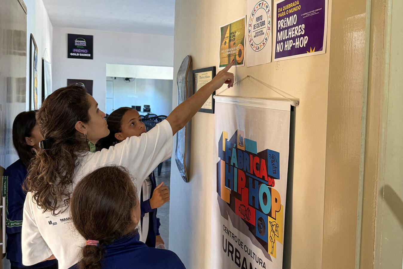 Espaço cultural de Toledo oferece atividades gratuitas e experiências educativas a estudantes, com visitas monitoradas e oficinas voltadas ao público infanto-juvenil