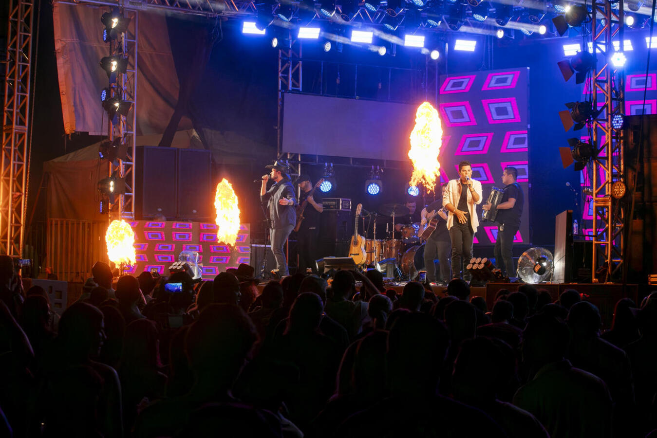 Evento realizado no dia 1° de maio reuniu cerca de 8 mil pessoas que celebraram e acompanharam shows de Kauan Delucci e da dupla Carreiro e Capataz