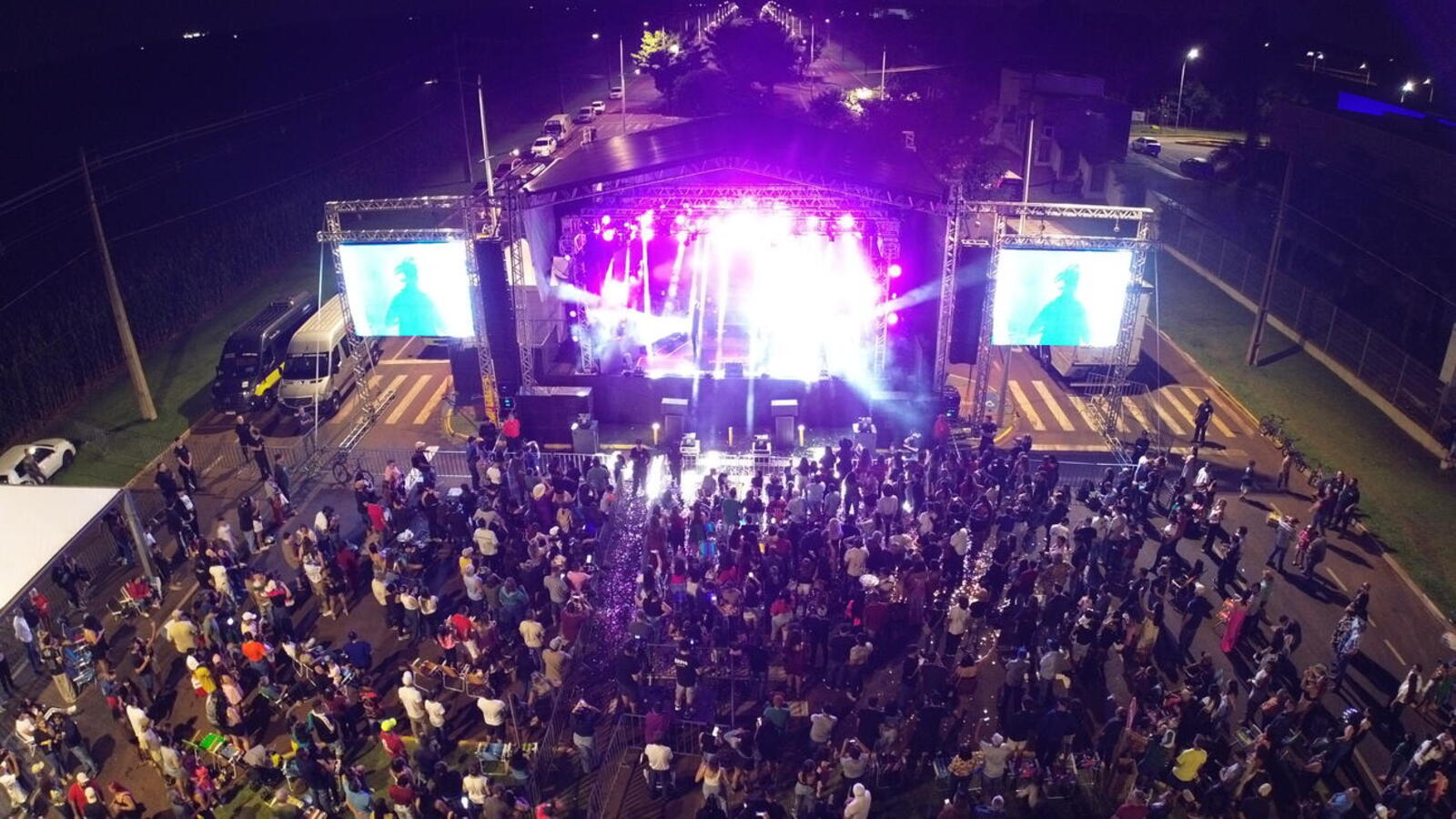 Evento realizado no dia 1° de maio reuniu cerca de 8 mil pessoas que celebraram e acompanharam shows de Kauan Delucci e da dupla Carreiro e Capataz