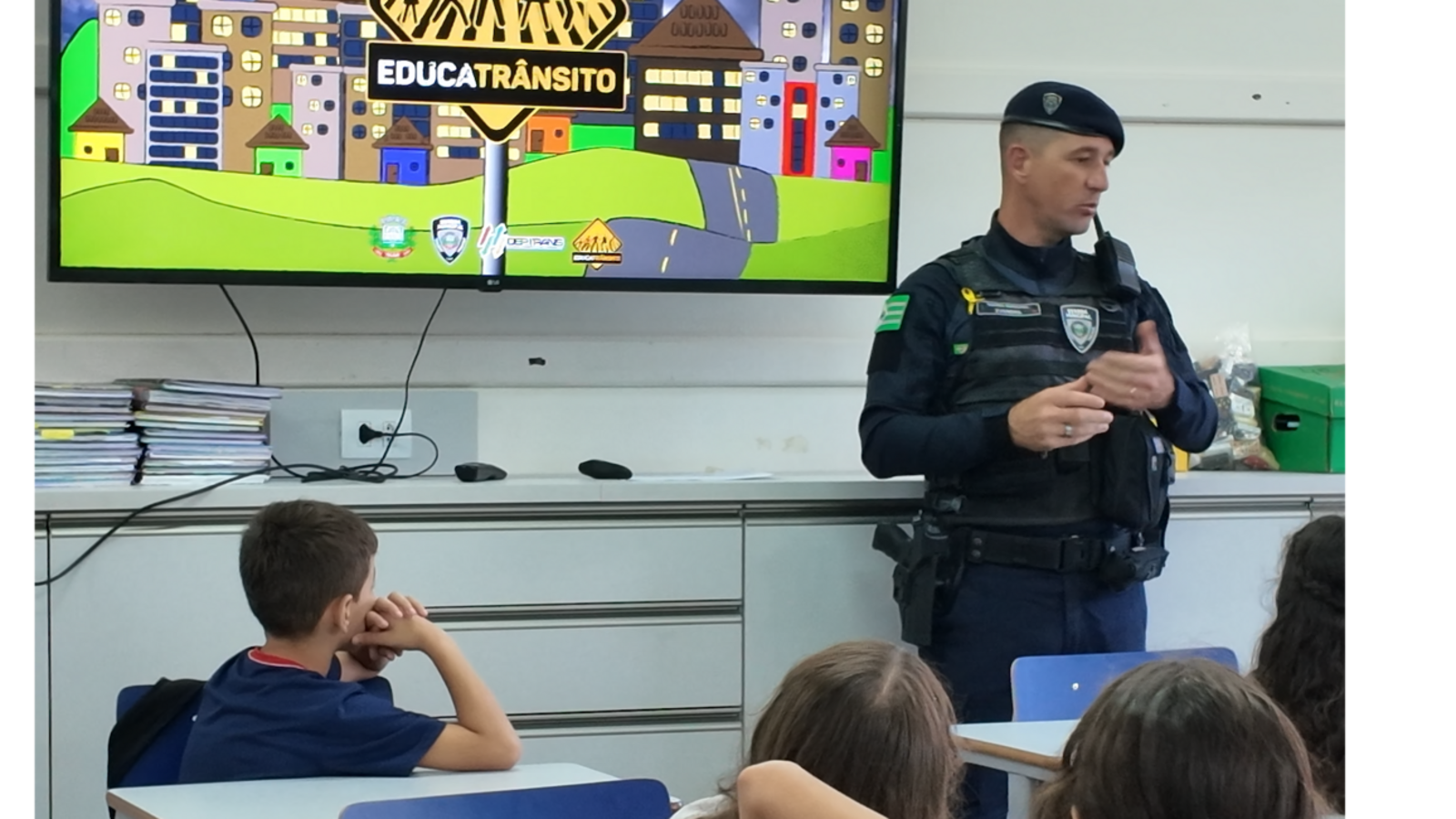 Visitas em escolas, palestras em empresas e abordagens educativas são algumas das ações realizadas pela Secretaria Municipal de Segurança e Trânsito