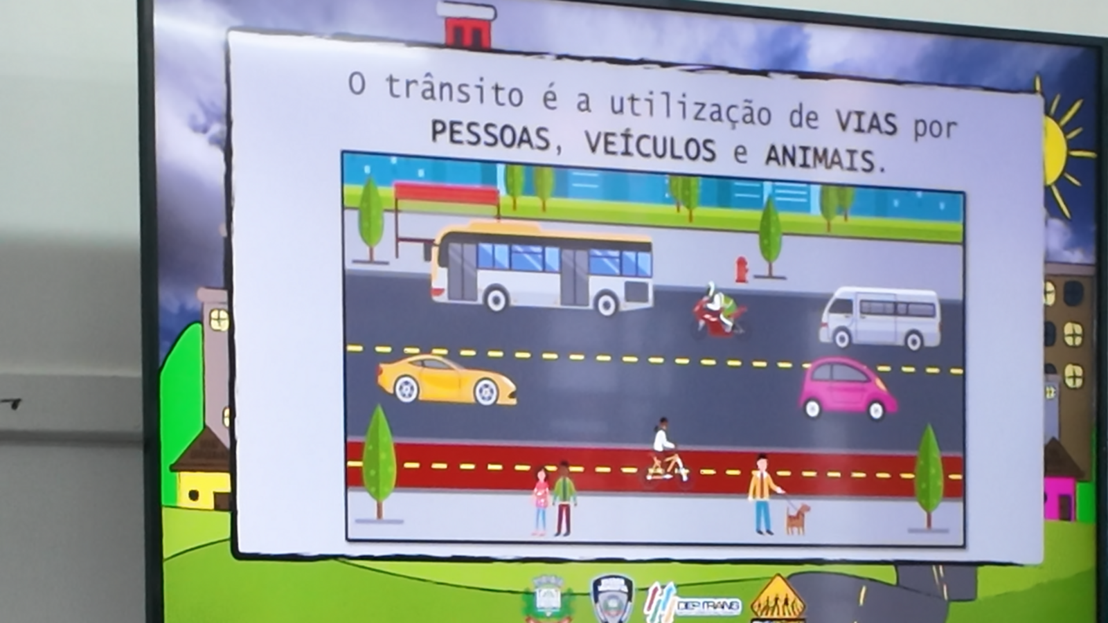 Visitas em escolas, palestras em empresas e abordagens educativas são algumas das ações realizadas pela Secretaria Municipal de Segurança e Trânsito
