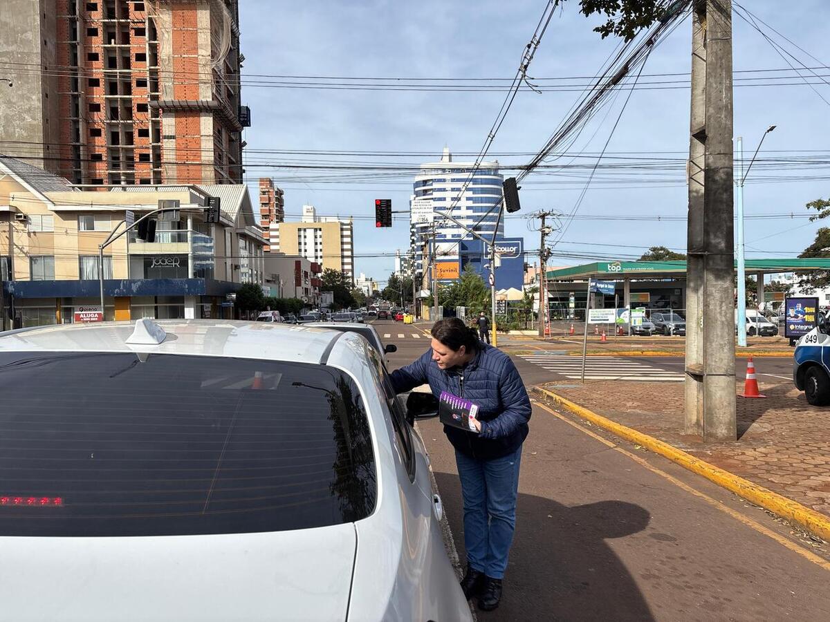 Pensando na conscientização sobre a violência contra o idoso, a Secretaria de Desenvolvimento Humano e Social: Infância, Juventude, Pessoa Idosa e Família juntamente com a Guarda Municipal realizaram uma blitz educativa
