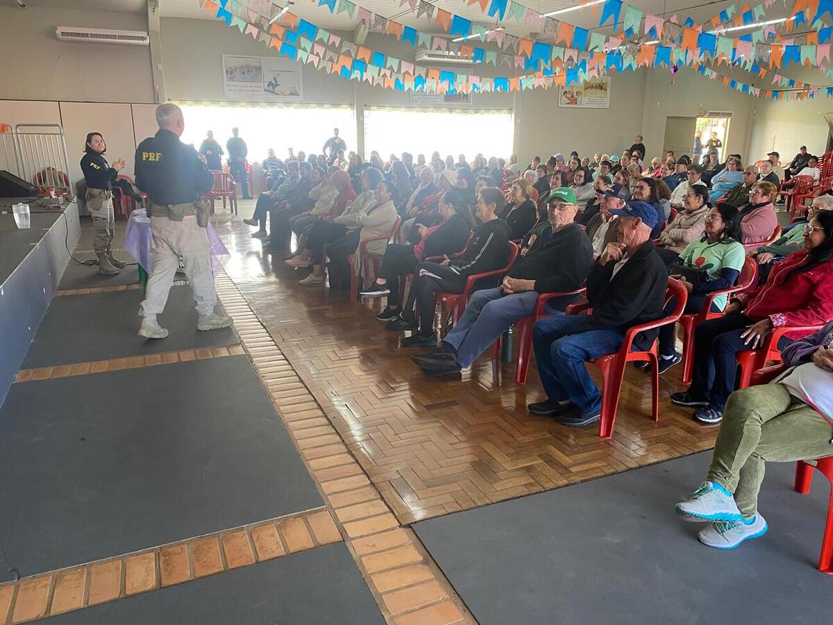 Nesta segunda-feira (15) o Centro de Revitalização da Terceira Idade do Jardim Coopagro realizou uma palestra para difundir a campanha “Junho Violeta”, ação que visa combater a violência contra a pessoa idosa