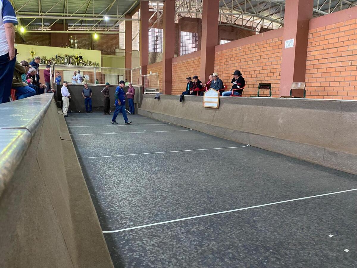 Nesta segunda-feira (8) a Secretaria de Esportes e Lazer realizou a abertura do torneio de Bocha Masculina 60+ no Centro Esportivo Lauri José Simon
