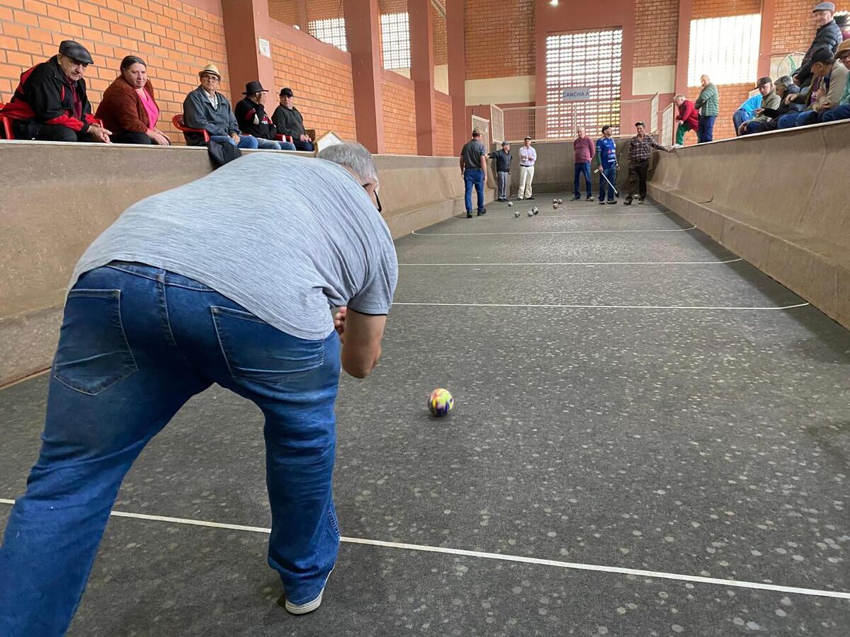 Nesta segunda-feira (8) a Secretaria de Esportes e Lazer realizou a abertura do torneio de Bocha Masculina 60+ no Centro Esportivo Lauri José Simon