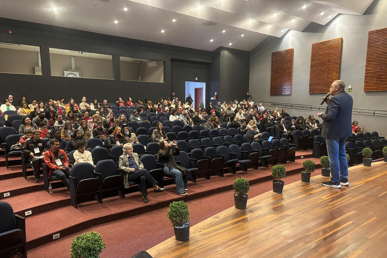 Evento de âmbito municipal ocorreu nesta quarta-feira (17) no teatro do câmpus local da Unioeste; debates envolveram seis eixos temáticos e eleição de delegados