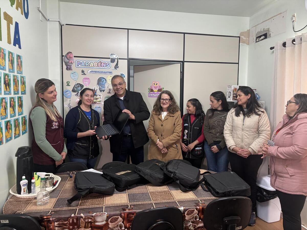 Equipamentos, entregues na última sexta (12), serão utilizados no planejamento de aulas e atividades curriculares das professoras da unidade