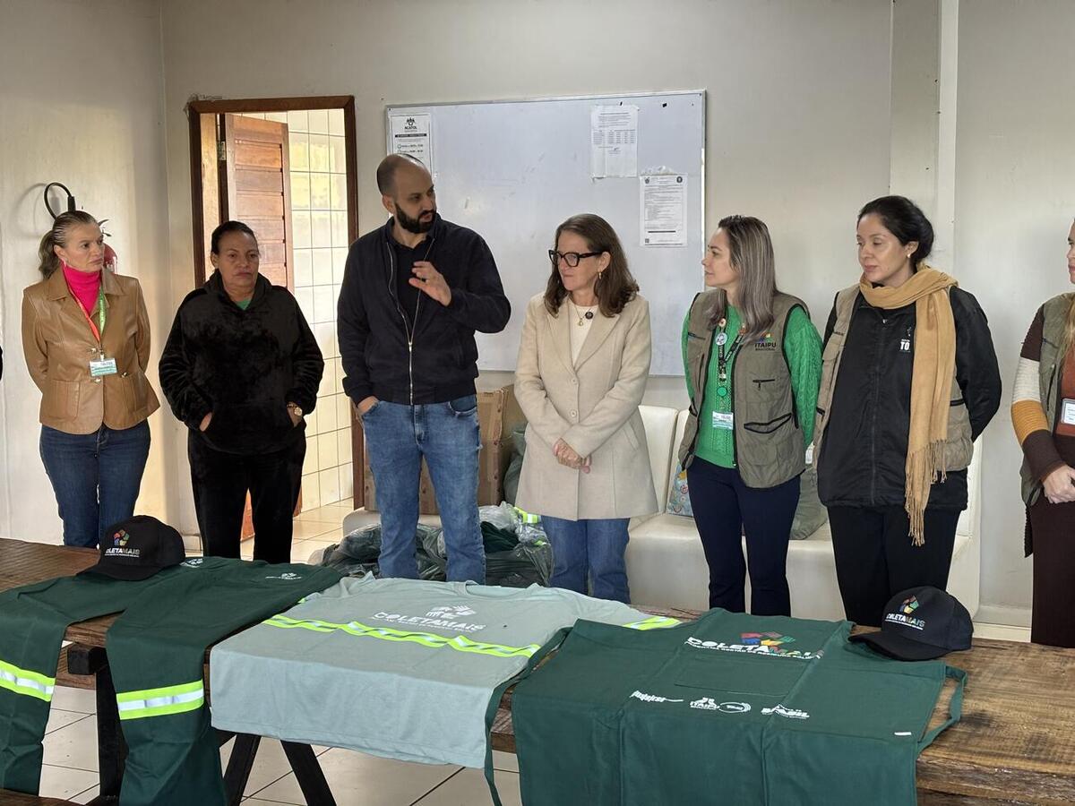 Trabalhadores da Unidade de Valorização de Recicláveis (UVR) receberam, nesta quinta (18), itens que foram adquiridos por meio do convênio Linha Ecológica