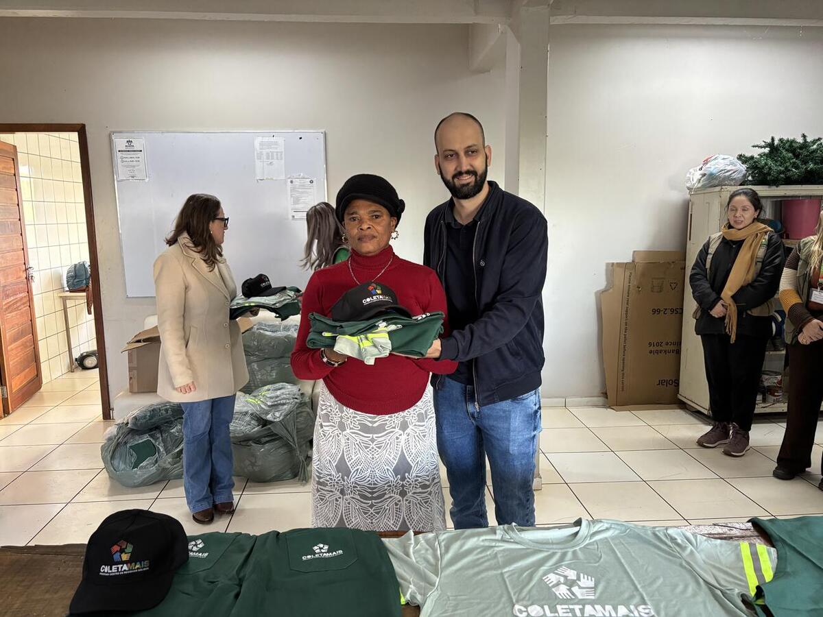 Trabalhadores da Unidade de Valorização de Recicláveis (UVR) receberam, nesta quinta (18), itens que foram adquiridos por meio do convênio Linha Ecológica