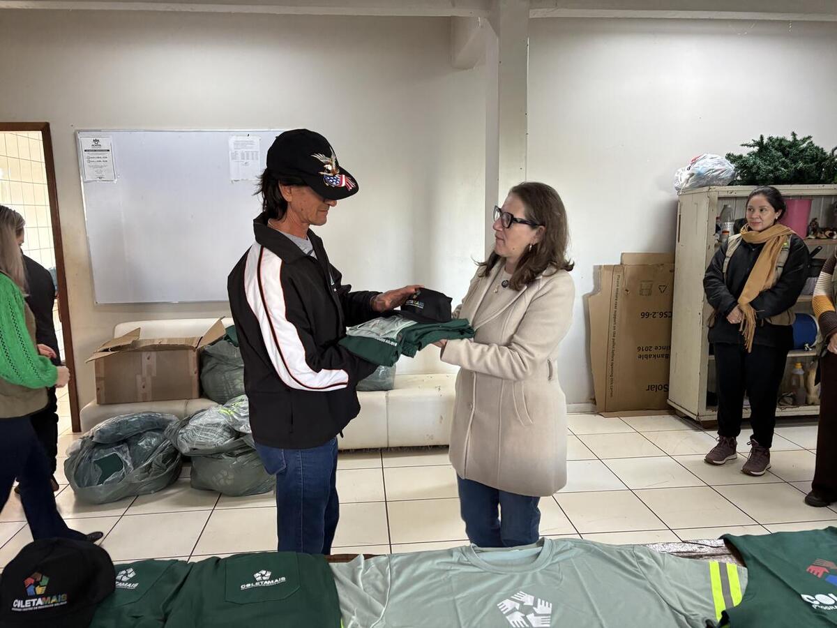 Trabalhadores da Unidade de Valorização de Recicláveis (UVR) receberam, nesta quinta (18), itens que foram adquiridos por meio do convênio Linha Ecológica