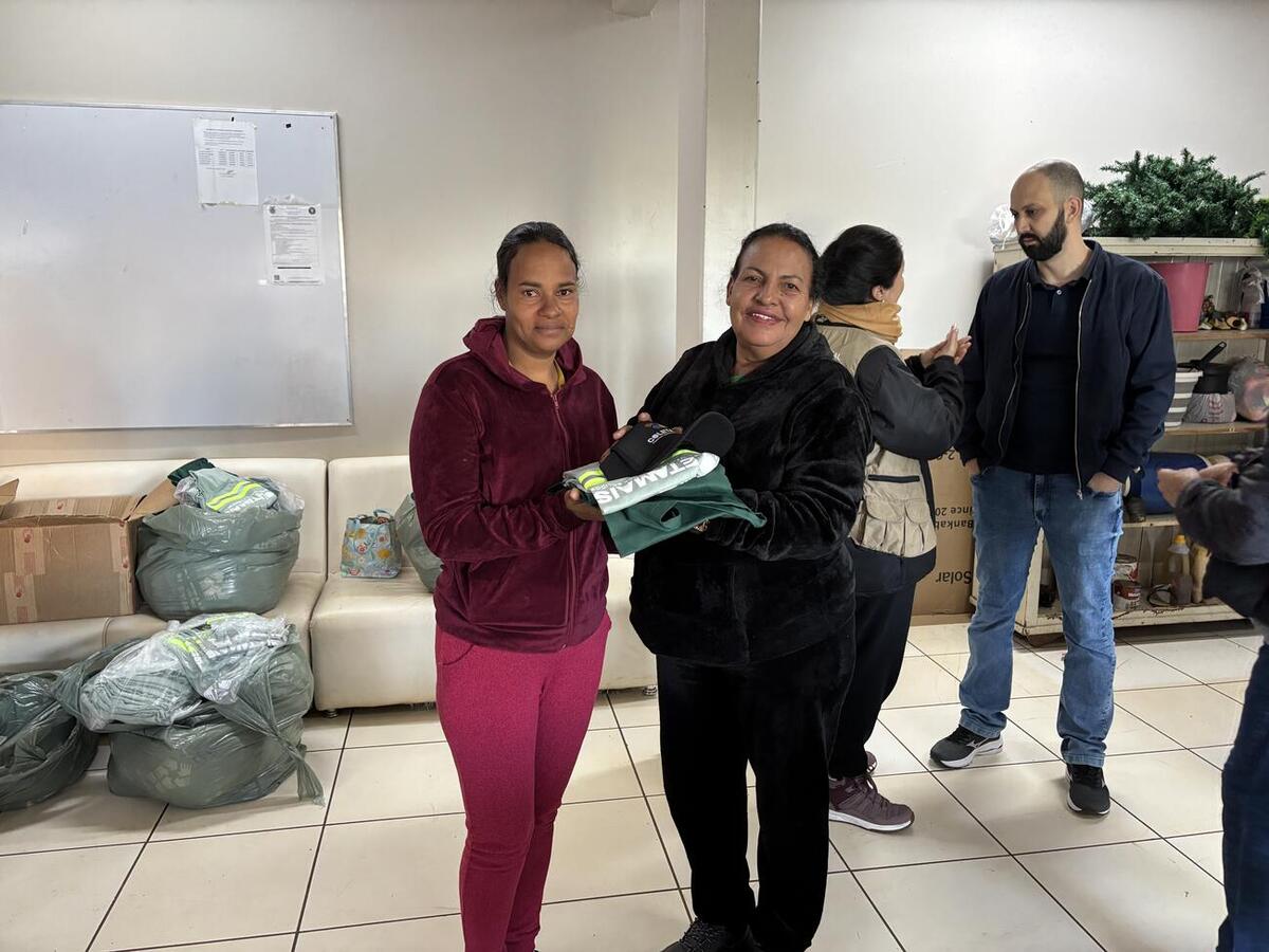 Trabalhadores da Unidade de Valorização de Recicláveis (UVR) receberam, nesta quinta (18), itens que foram adquiridos por meio do convênio Linha Ecológica