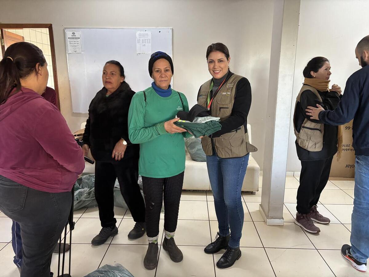 Trabalhadores da Unidade de Valorização de Recicláveis (UVR) receberam, nesta quinta (18), itens que foram adquiridos por meio do convênio Linha Ecológica