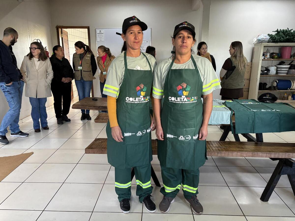 Trabalhadores da Unidade de Valorização de Recicláveis (UVR) receberam, nesta quinta (18), itens que foram adquiridos por meio do convênio Linha Ecológica