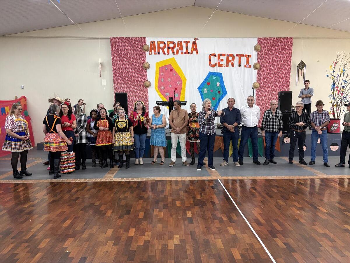 Evento junino contou com comidas típicas, dança de quadrilha e baile na última quarta-feira (3)